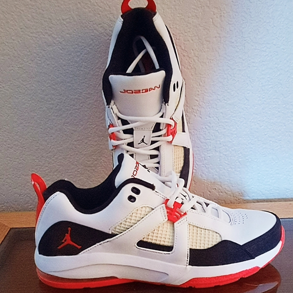NEW NIKE MEN'S MICHAEL JORDAN TRUNNER Q4  BASKETBALL ATHLETIC SHOES SZ 9 (NEW)!!